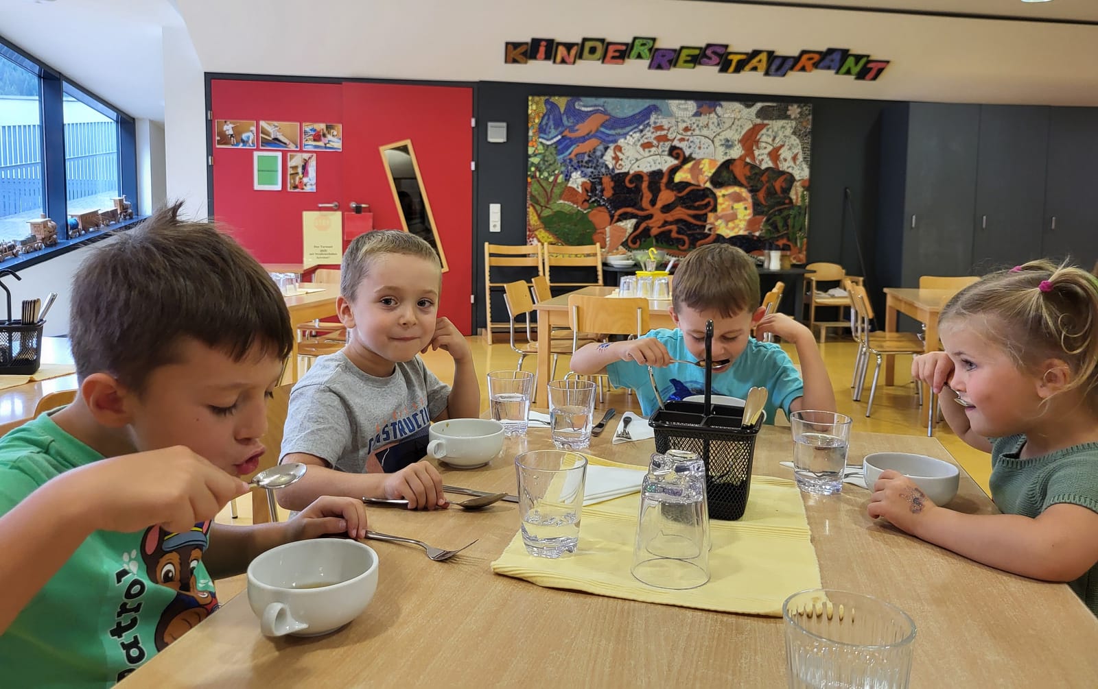 Kinder beim gemeinsamen Mittagessen